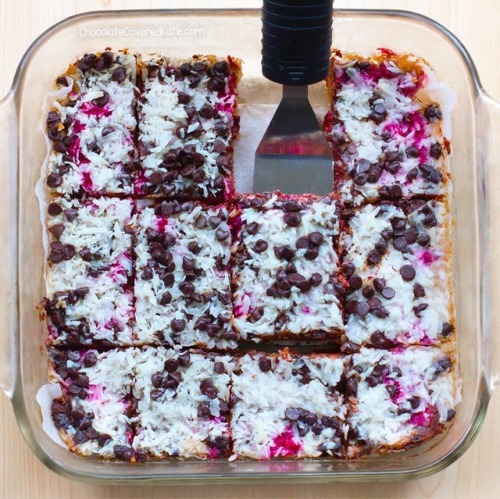 guardians-of-the-food:  Raspberry Chocolate Chip Magic Squares