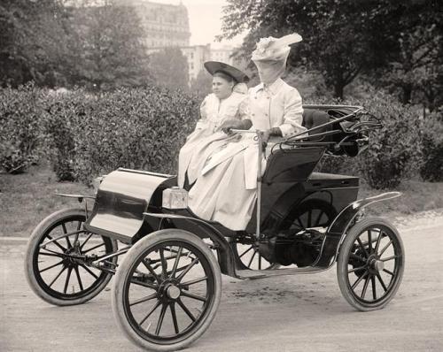 tabodesign:
“ Sunday in the park with the girls, early 1900s
From Harris & Ewing
”