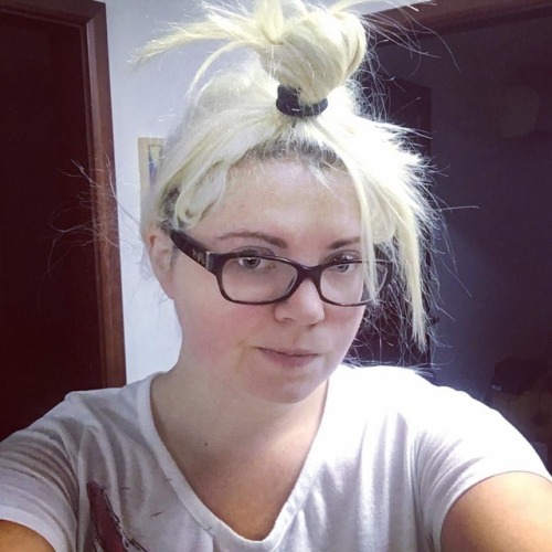 Me trying to keep my #hair from touching my #sunburnt shoulders #sostyle #muchtrend (at Jinshan) htt