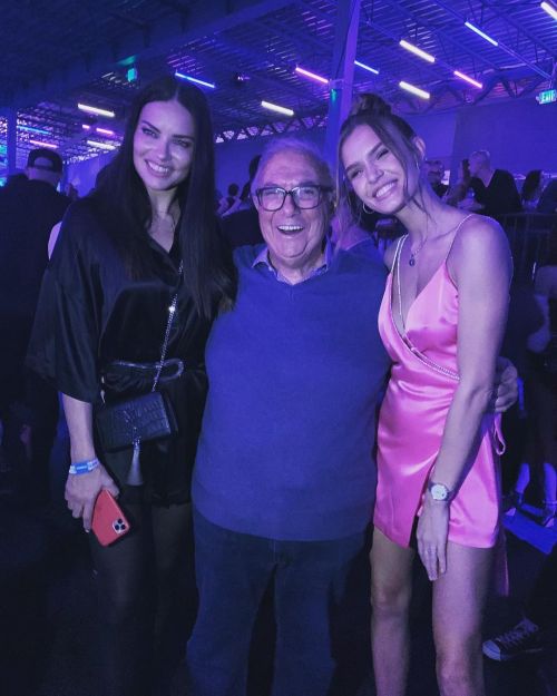 Josephine Skriver &amp; Adriana Lima with a fan in Miami - February 1, 2020.