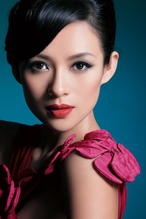  Zhang ZiyiZhang Ziyi is a Chinese actress and model. She achieved fame for her role in Crouching 