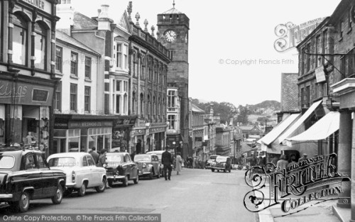 Fore Street in Redruth (Cornwall, c. 1955).