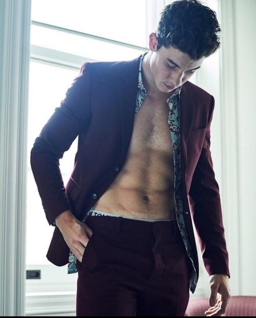 Shawn Mendes is just too fucking hot bro