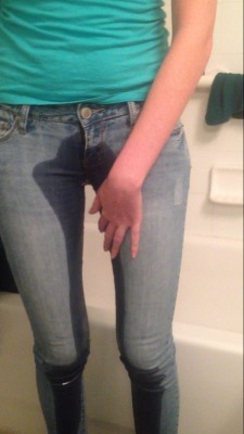 reallydesperate2016:Mmmm….wonder if her zip got stuck on her jeans…bet we’ve all been there….right folks?? 😏