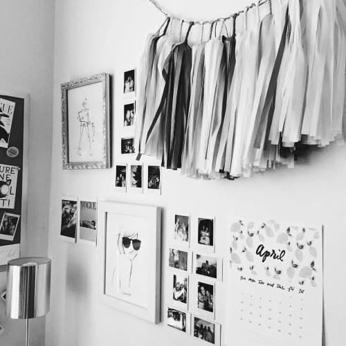 Happy April and Fri(e)dayyyyyy #blackandwhite #gallerywall #tgif