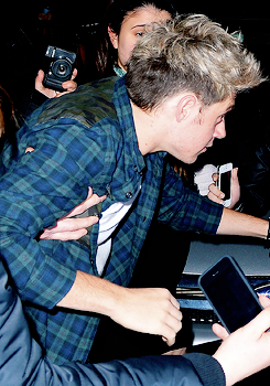 harrystylesdaily:  Niall leaving Hill and Country Bar & Restaurant in NYC - 12/08 (HQs) 