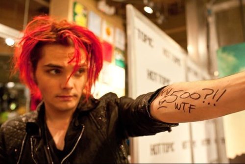 killjoyhistory: Hot Topic Pictures from a Hot Topic signing event on November 18, 2010. Source: 1