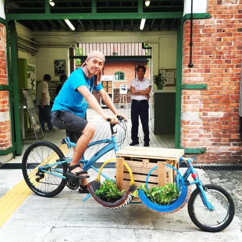 wheelthingmakers:  Cargobike deco with Gary #tireplanter #wheelthingmakers #tokwawan #workshop (at C