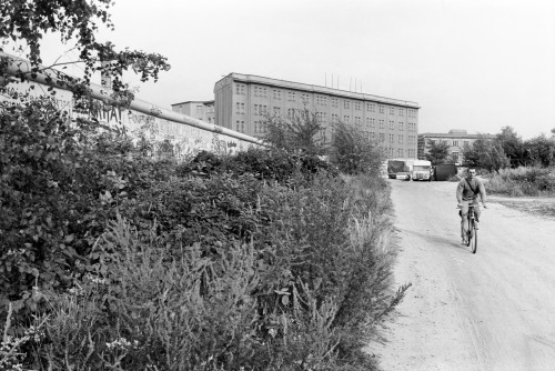 The Berlin Wall 1986. The address of the large building behind The Wall is Stresemannstraße 128-130,