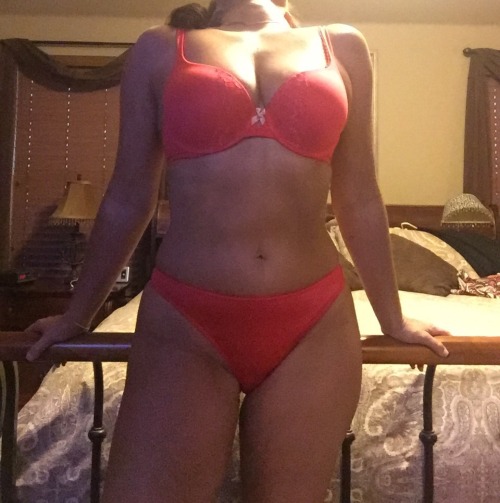 Porn photo justplayin5162:  It’s a red Thong Thursday👄