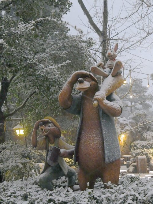 disney-universes:More pictures from the Tokyo Disneyland blizzard