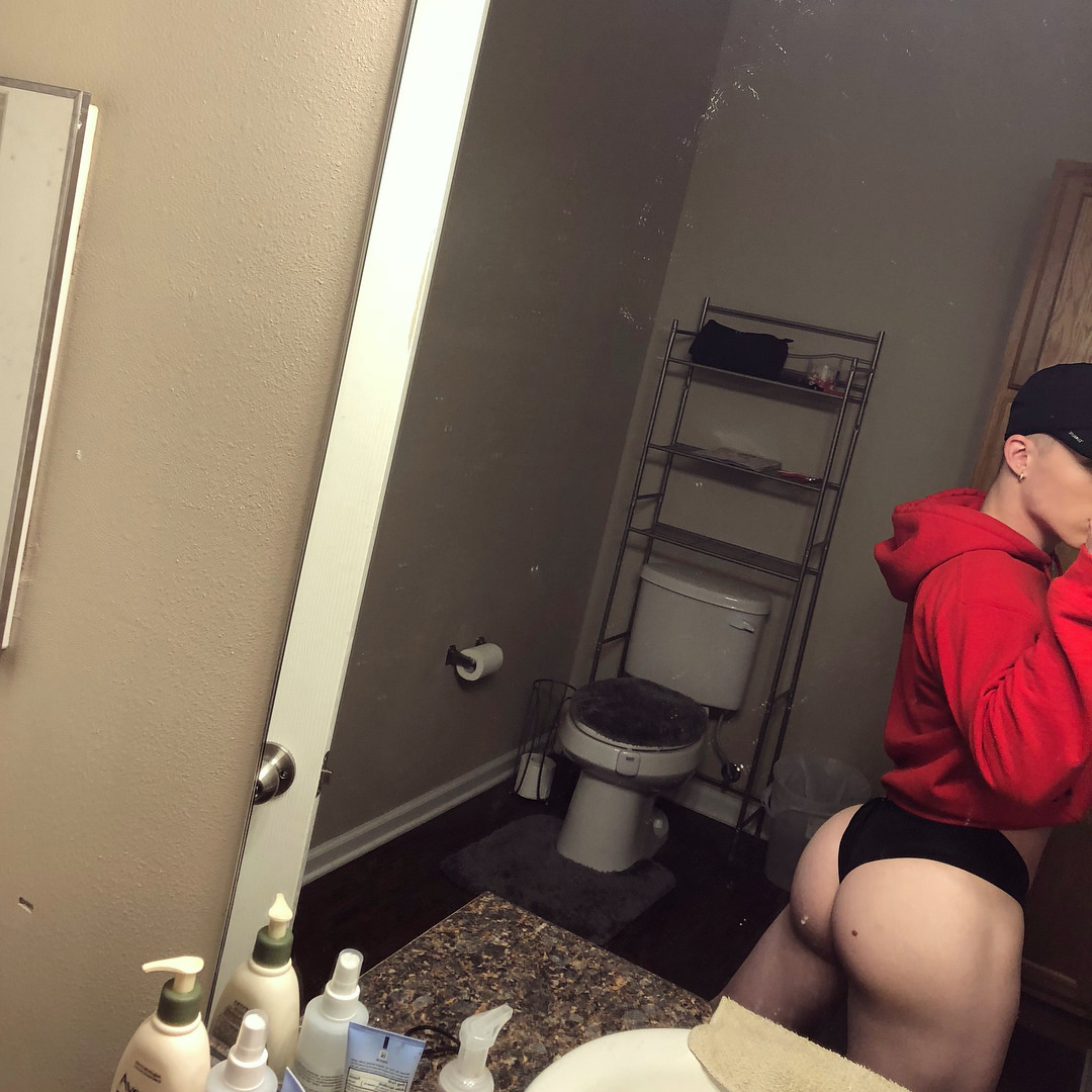 iadridjdjd:  Anyone knows who this guys is?