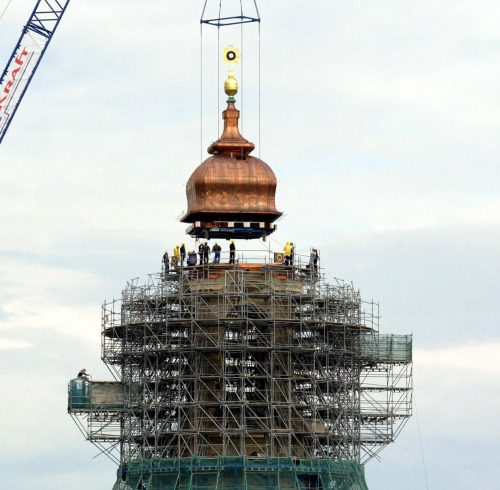 Placing the cupola and gilded cross on Dresden’s Church of Our Lady, 22 June 2004.> Photos: Norbe