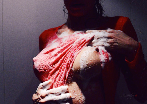 emysmiths:  Reblog if a hot blonde turns you on
