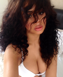 aaliyahroyle:  I want a curly full fringe, maybe. @aaliyah_jhene 