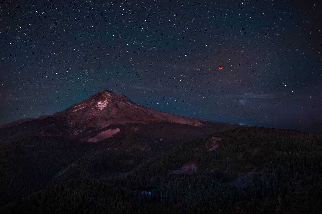sixpenceee:   Blood Moon Raising over Mt. Hood, Oregon. Photo by OurEarthInFocus.