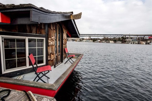 jeremylawson:A cedar-shake roof with steel hull houseboat in Seattle, Washington.Fuck yea I’d totally live in this! Might have to go check it out next time I’m in Seattle 😊
