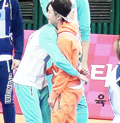sungsubbie:  Just Baek Seungheon hugging Ilhoon. 