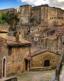 igerstoscana:  “La Matera della Toscana”. Sorano. In provincia di Grosseto, arroccato su uno sperone tufaceo e affacciato a strapiombo sulla valle del fiume Lente sorge questo piccolo e caratteristico borgo medioevale. La sua peculiare  conformazione