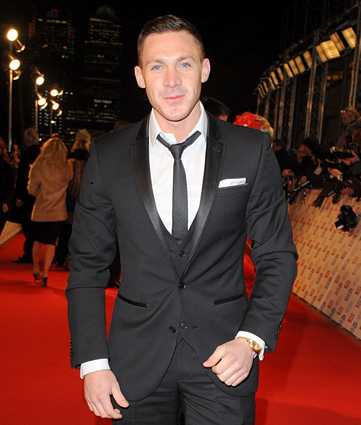 jezebelsboys:  British Actor Kirk Norcross gets exposed. 😍😍 Watch the video