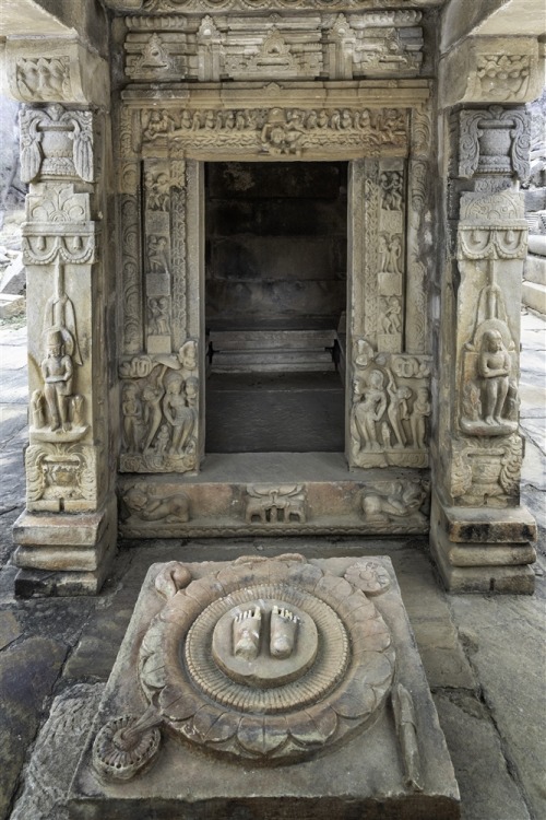 Vishnupada (Vishnu´s foot) Bateshwar group of temples, Madhya Pradesh, photo by Kevin Standage, more