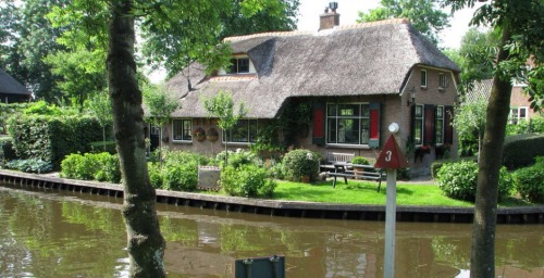 invulponysave: lumpyspacelion: Brb moving to Giethoorn This is the most beautiful thing I’ve e