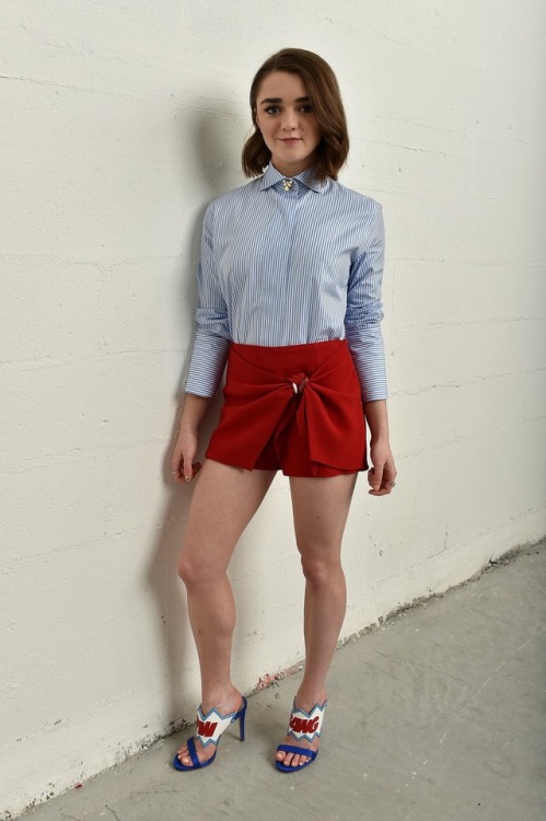 Maisie WilliamsFollow celebrity-legs-and-heels.tumblr.com/ for more!(via maisie-williams-tbtb