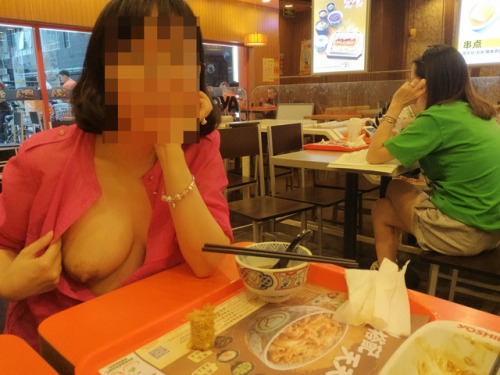 popo2345: 日常的饭店露咪咪