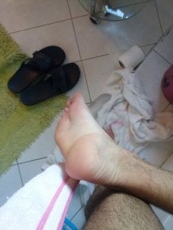 Guy sent me his sexy feet  Yum these are fucking hot