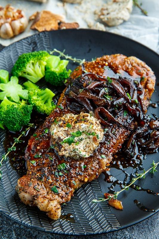 yummyinmytumbly:  Pan Seared Steaks with Balsamic Red Onions and Roasted Garlic and