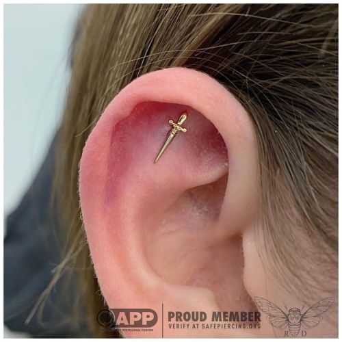 raydan05:This ear is looking sharp with this yellow gold piece from @junipurrjewelry !. . . #helix