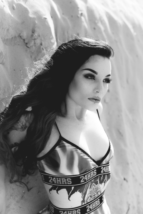 theproserpina:  i’ve never been more proud of my hips in my entire life  by Esther Art Ph