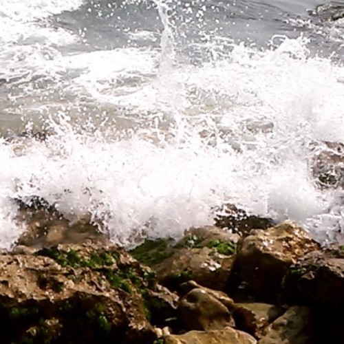 Water dancing alias si ombak menari menerjang karang #pantaipoktunggal #gunungkidul #yogyakarta