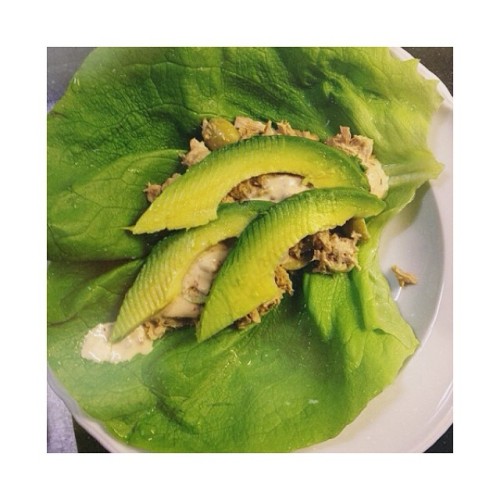 tunaolivesspicymayoavocadolettuce-wraps #lowcarb #noms #avocadolove #spicytuna