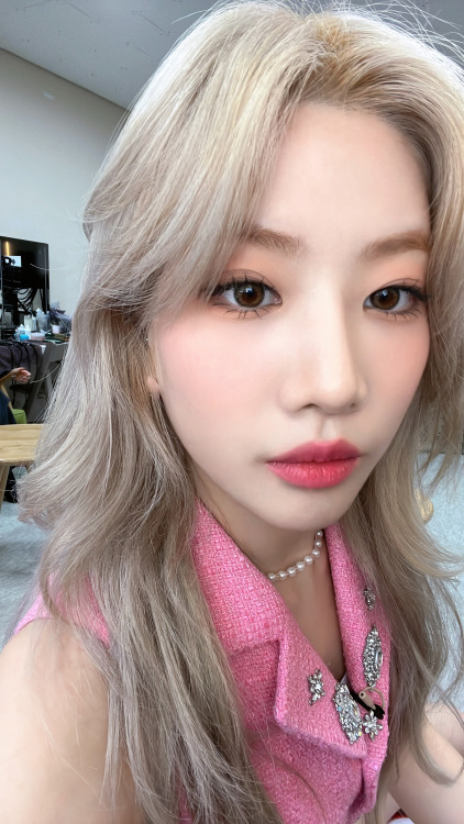 12loona: [SNS] 220415 | loonatheworld update - Kim Lip . [#김립 / #KimLip] shake it~