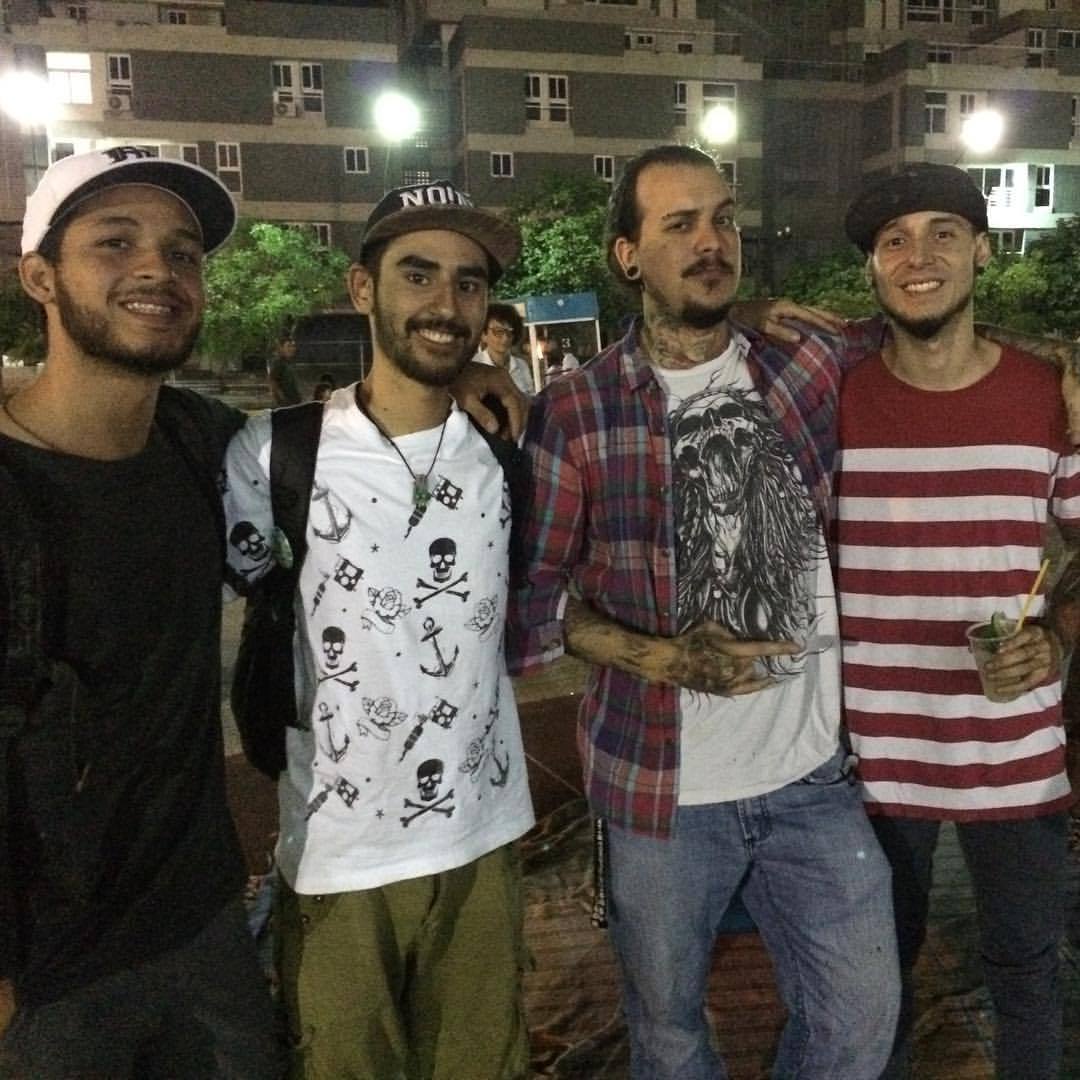 Con los panas @lookinsidetatuaje @cristhiansketch @wtf_art en la plaza Juan Guillermo!