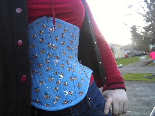 Rocking my new outlaw underbust in this adorable bee print! Made by me, @cascadiacorsets