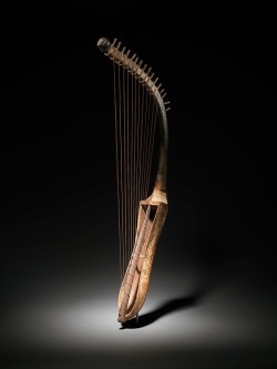 historyfilia:  Arched Harp (shoulder harp)