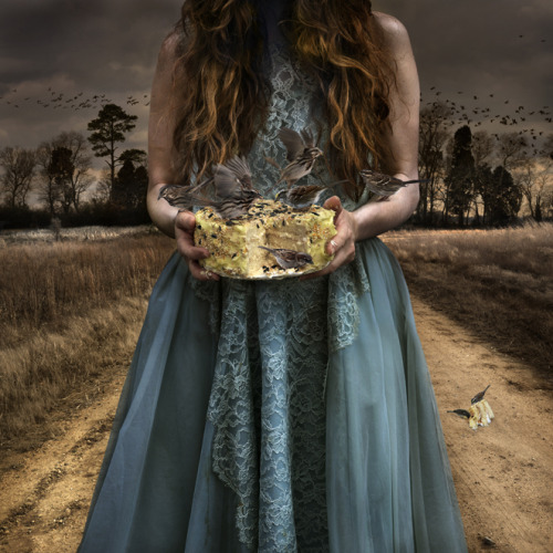 cross-connect:Tom Chambers is an American photographer who creates intriguing photomontages which hi