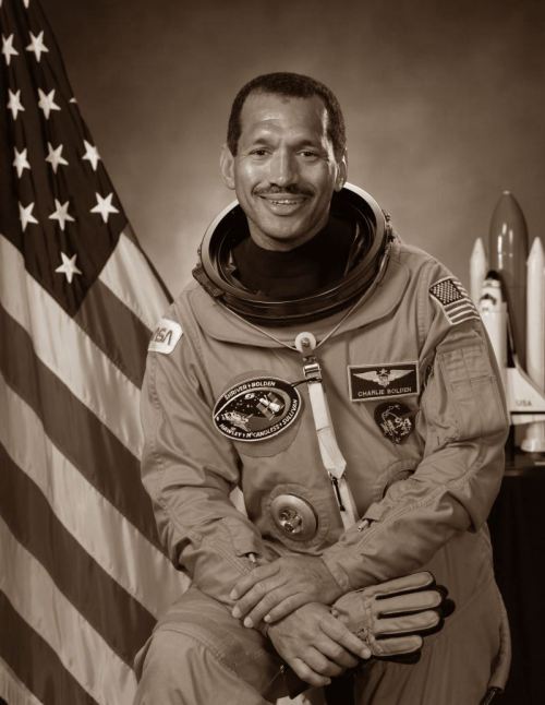 scienceyoucanlove: blackhistoryalbum:BROTHERS IN SPACE TOP: Col. Guion S. Bluford Jr. (US Air F