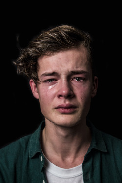 maudfernhoutphotography:  “What Real Men Cry Like” &amp; “What Real Women Laugh Like” - Maud Fernhout Photoseries aimed to combat stereotypes and gender roles. For the rest of the (40) photos and quotes of the participants click here.  