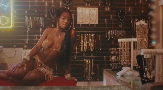 prettyvixenavenue:Visuals of Summer Walker’s new music video “Come Thru” featuring Usher. Directed by Lacey Duke