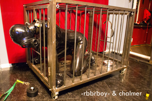lockedinrubber: Pictures of a Session we did in the tigerroom appartment in Berlin with “chalmer”, g