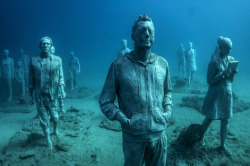 Oneoakdutch:  Melinatedmadame:  Oneoakdutch:  Mymodernmet:   Human Sculptures Submerged