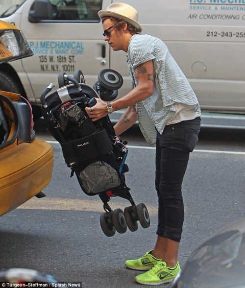 itsmyonedirectionblog:Candid Harry doing normal things