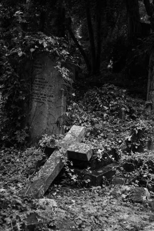 butisitartphoto:  fallen cross at Highgate Cemetery, b&w 