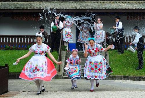 ヨーロッパ旅行✈情報部‏@euro_tour 水を浴びせられる少女たち、復活祭の伝統 ハンガリー（4/19 AFP）　マチョー民族の男性たちが子孫繁栄を祈って女性に水を浴びせるこの行事は、ハン