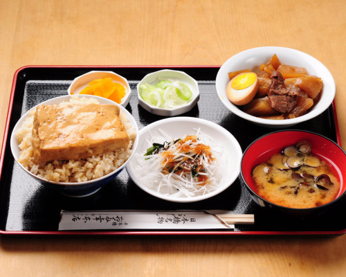 定食屋「ごはんの上に豆腐のっけたろ！」←670円