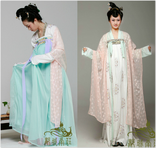 Traditional Chinese clothes, hanfu, in various types. 都城南庄