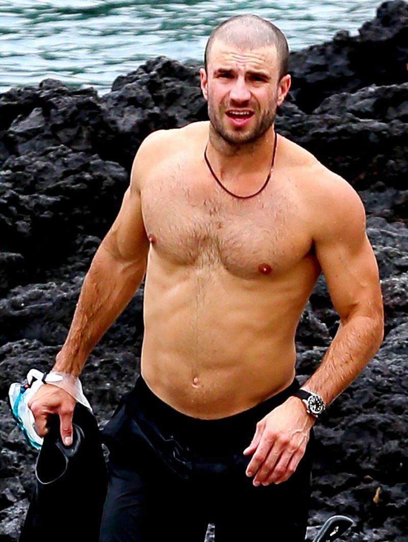 celebrityboyfriend:  Sam Hunt with new buzzcut in Hawaii
